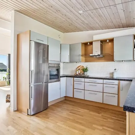 Moderne Naert Alesund * Valderoya